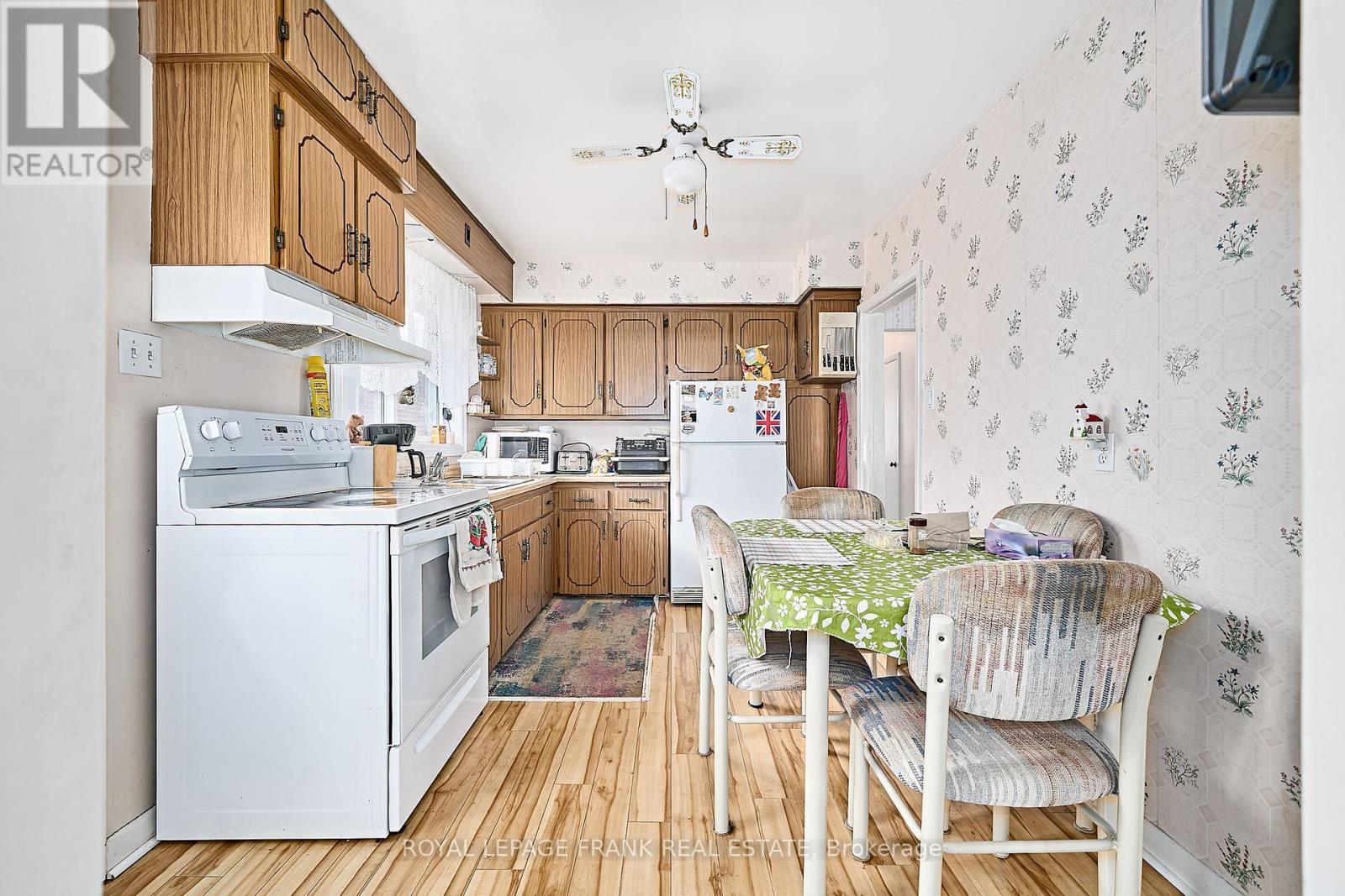 28 Winnipeg Road, Toronto, Ontario  M9P 2E4 - Photo 11 - W12393513