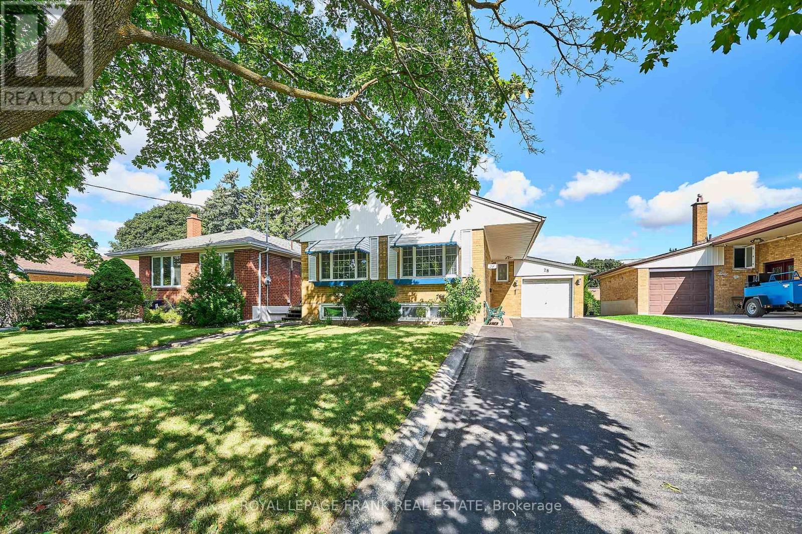 28 Winnipeg Road, Toronto, Ontario  M9P 2E4 - Photo 2 - W12393513