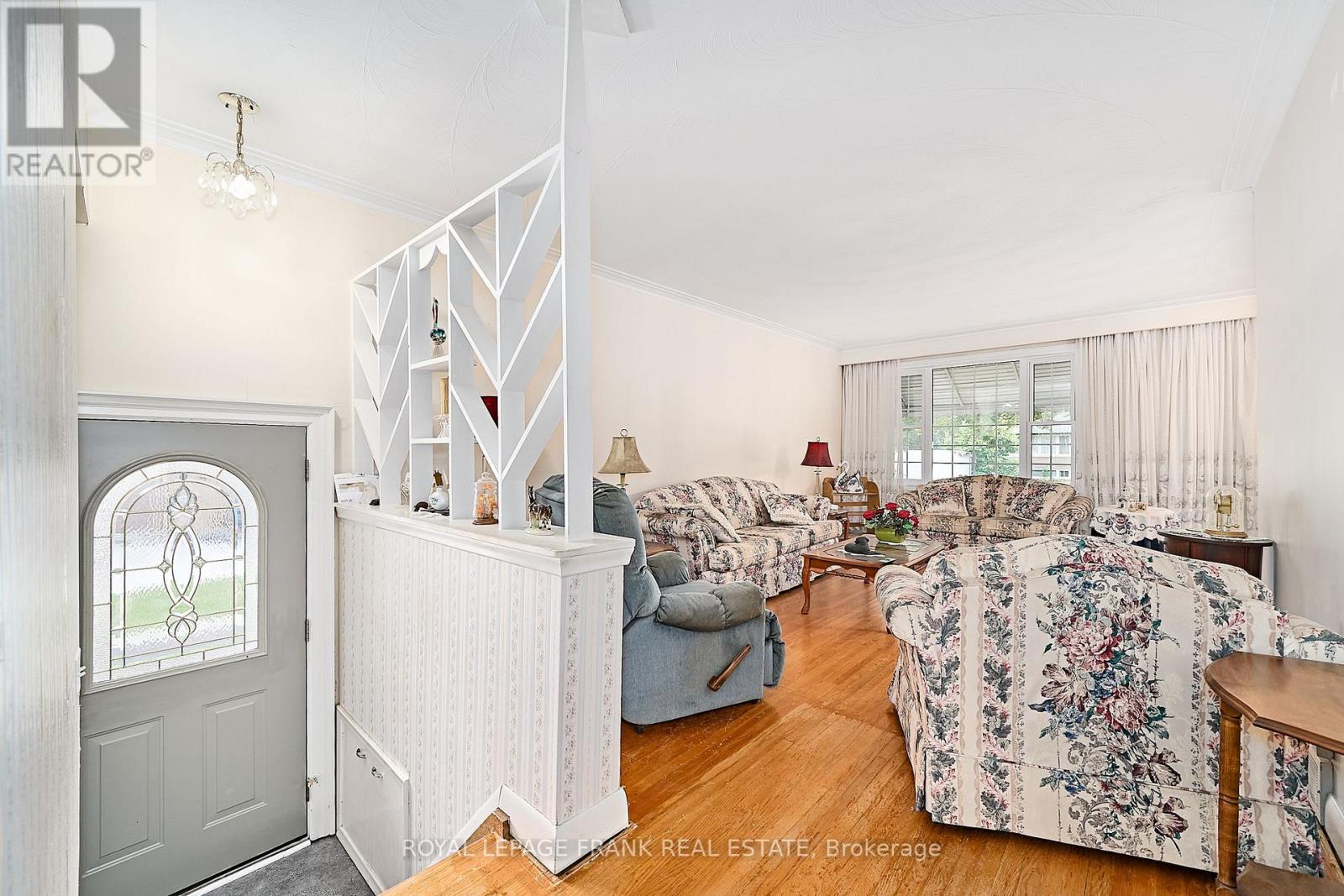 28 Winnipeg Road, Toronto, Ontario  M9P 2E4 - Photo 5 - W12393513