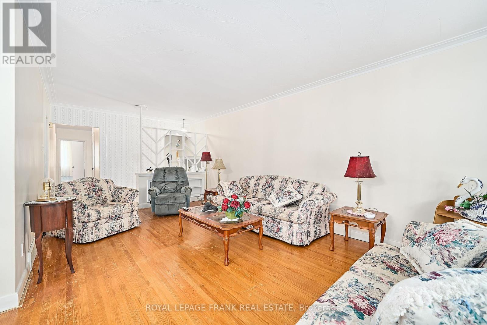 28 Winnipeg Road, Toronto, Ontario  M9P 2E4 - Photo 7 - W12393513