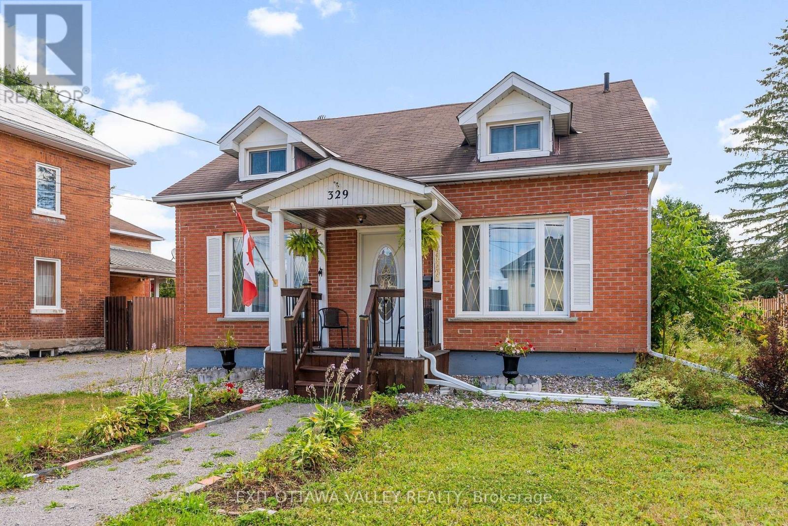 329 Third Avenue, Pembroke, Ontario  K8A 5G5 - Photo 2 - X12393541