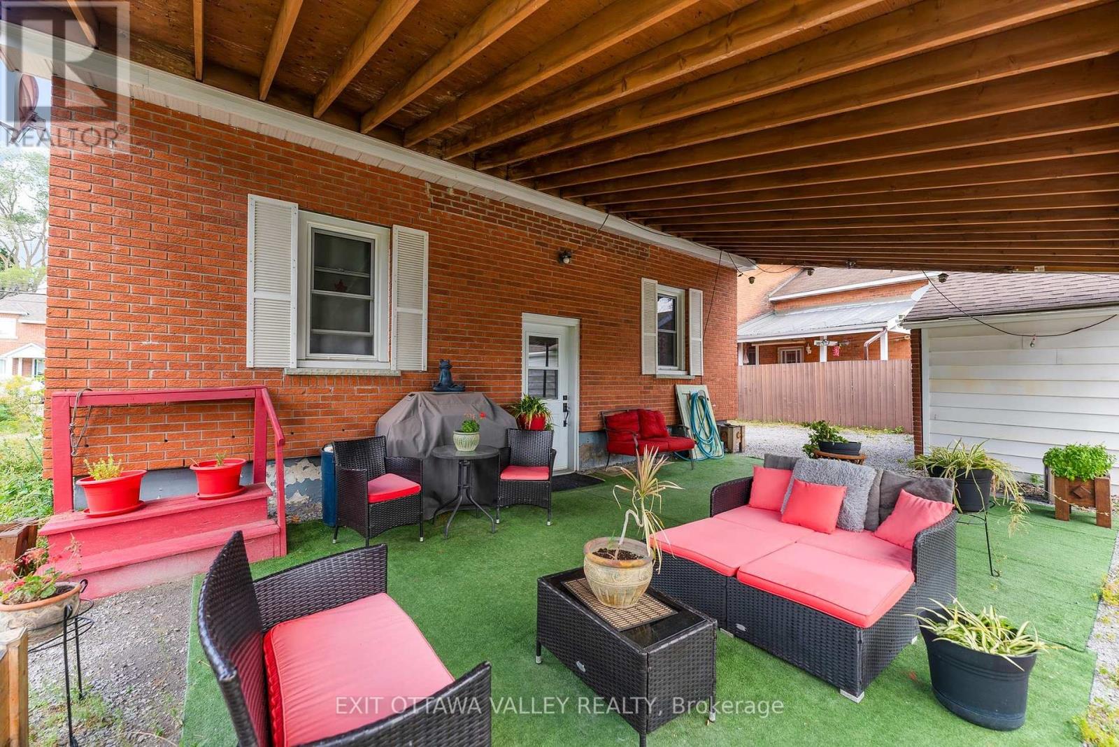 329 Third Avenue, Pembroke, Ontario  K8A 5G5 - Photo 5 - X12393541