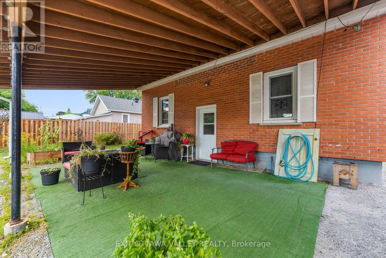 329 Third Avenue, Pembroke, Ontario  K8A 5G5 - Photo 6 - X12393541