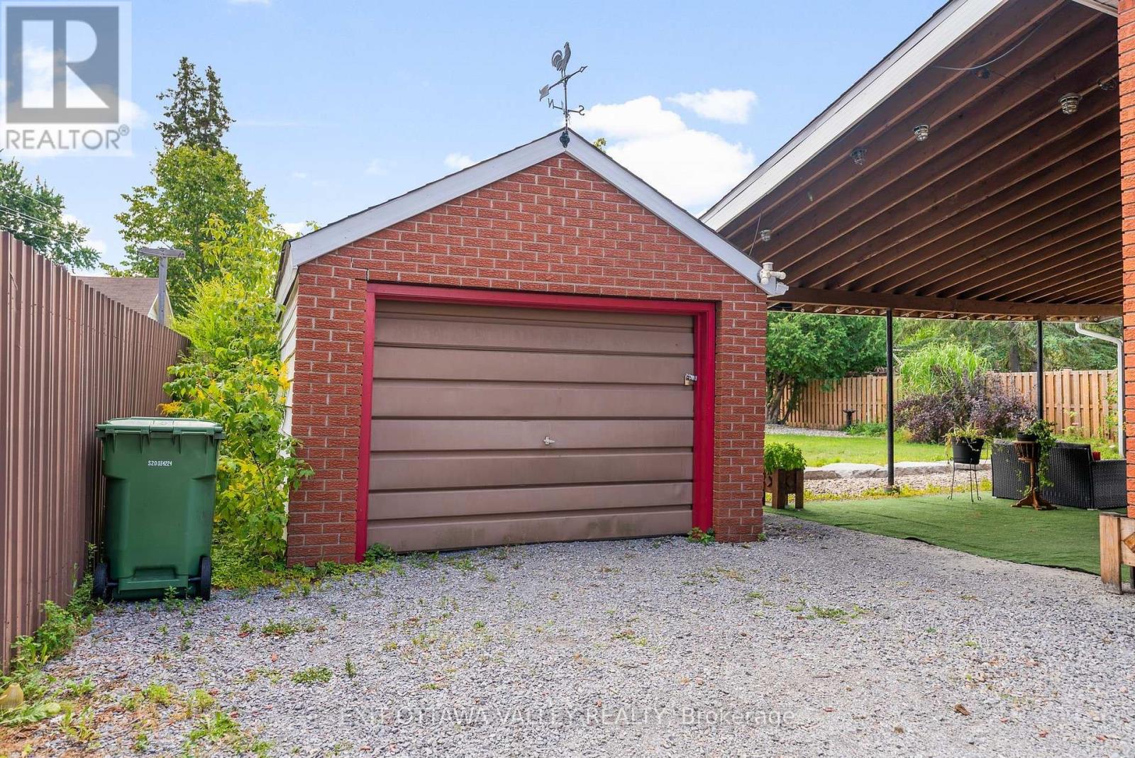 329 Third Avenue, Pembroke, Ontario  K8A 5G5 - Photo 7 - X12393541