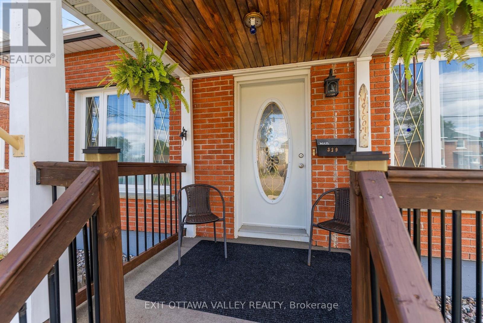 329 Third Avenue, Pembroke, Ontario  K8A 5G5 - Photo 9 - X12393541