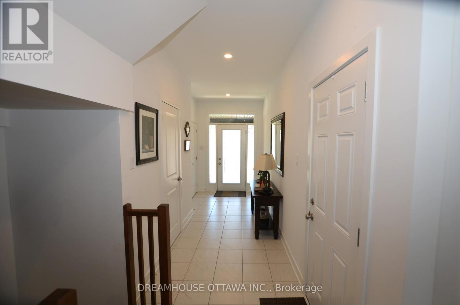 257 Finsbury Avenue, Ottawa, Ontario  K2S 2Y2 - Photo 3 - X12393510