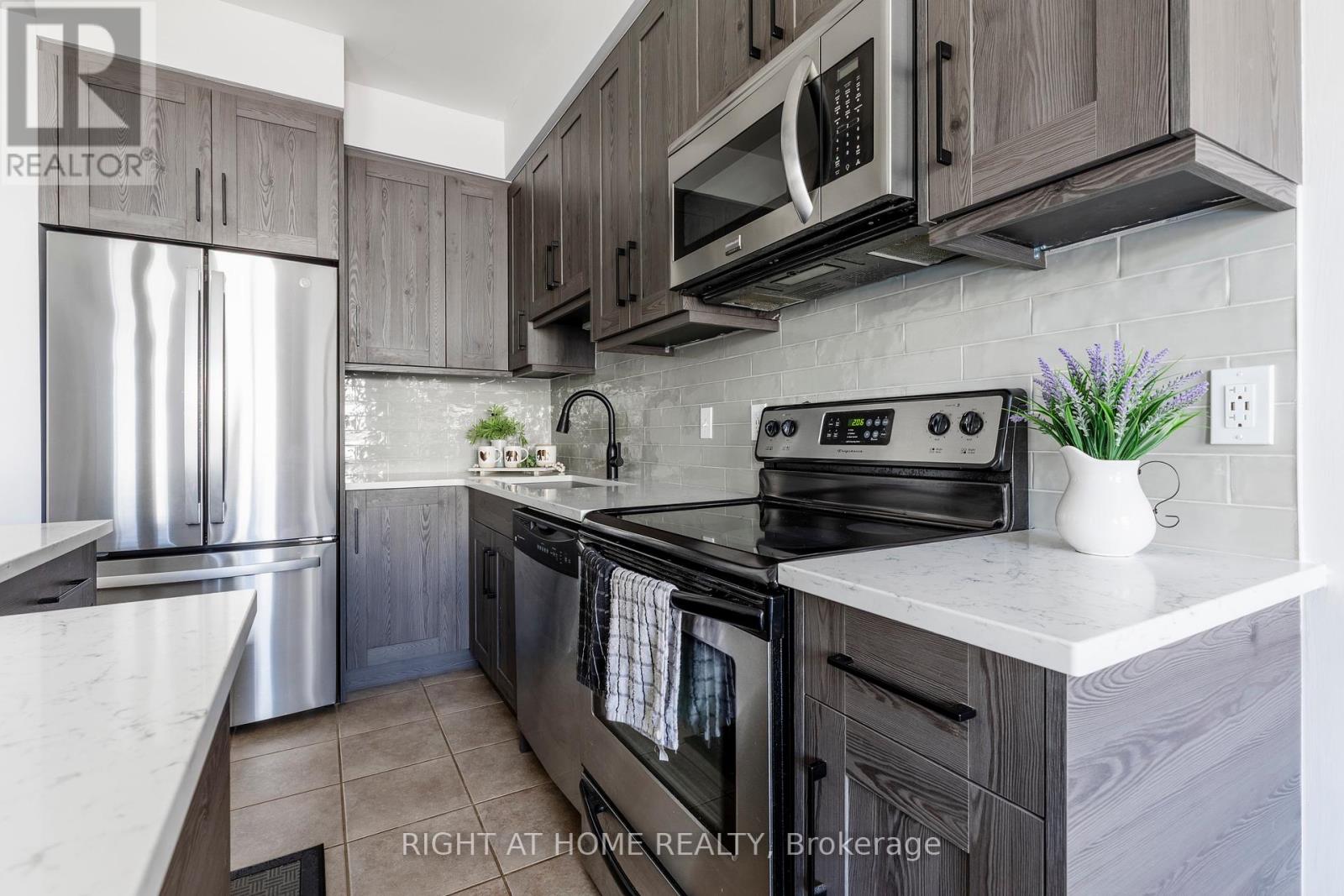 56 Marina Point Crescent, Hamilton, Ontario  L8E 0E4 - Photo 21 - X12393400
