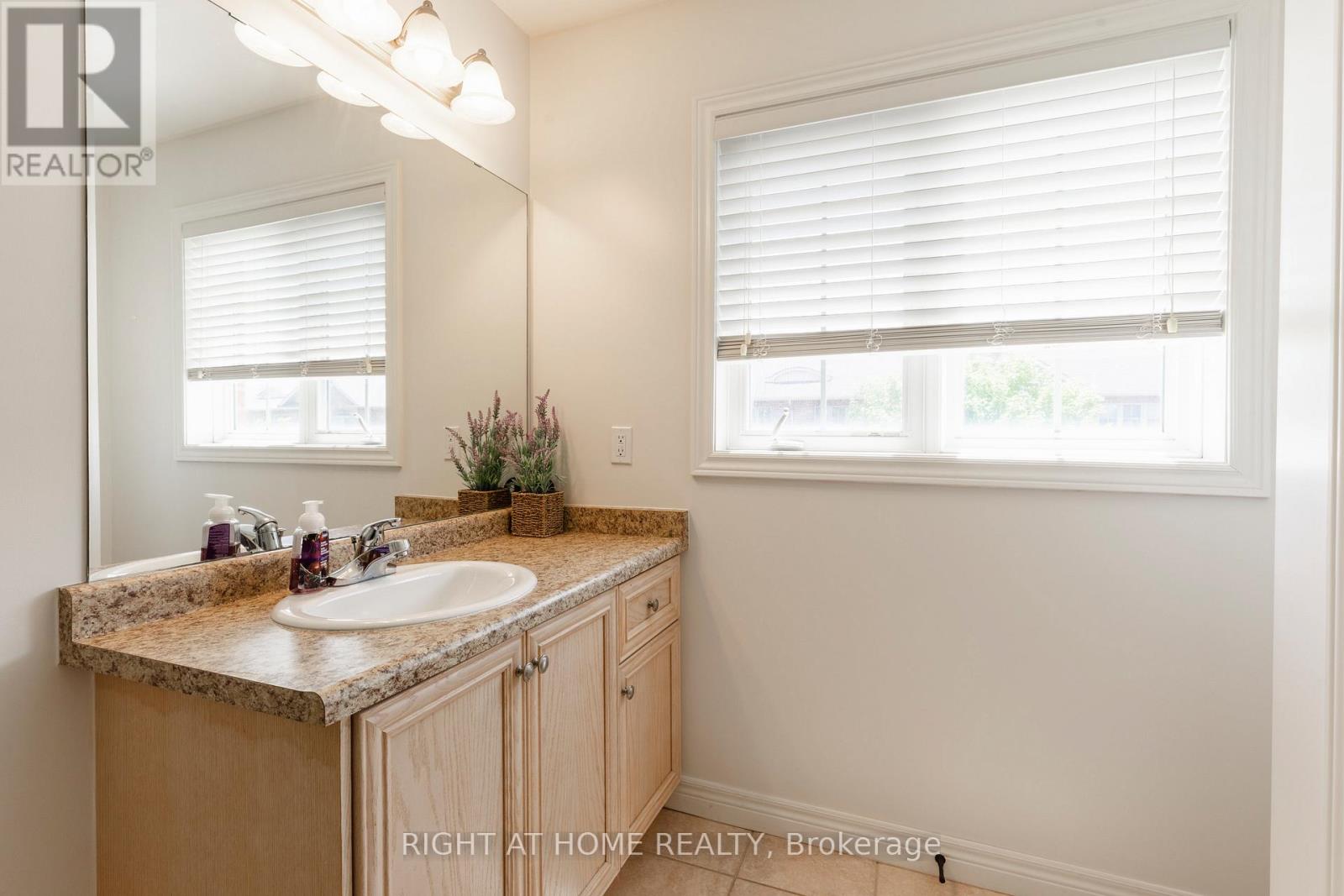 56 Marina Point Crescent, Hamilton, Ontario  L8E 0E4 - Photo 32 - X12393400