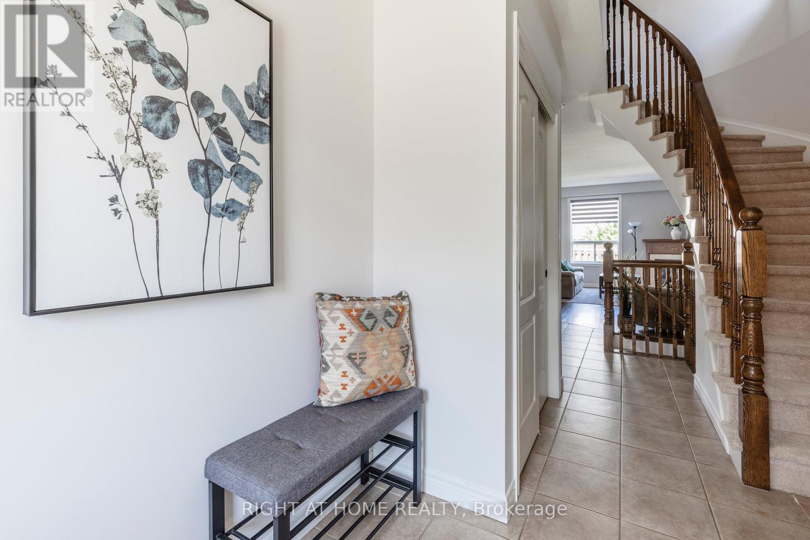 56 Marina Point Crescent, Hamilton, Ontario  L8E 0E4 - Photo 4 - X12393400