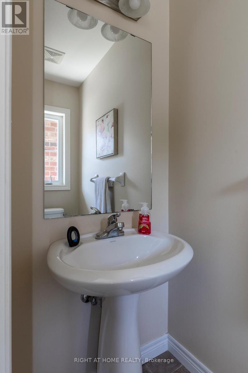 56 Marina Point Crescent, Hamilton, Ontario  L8E 0E4 - Photo 6 - X12393400