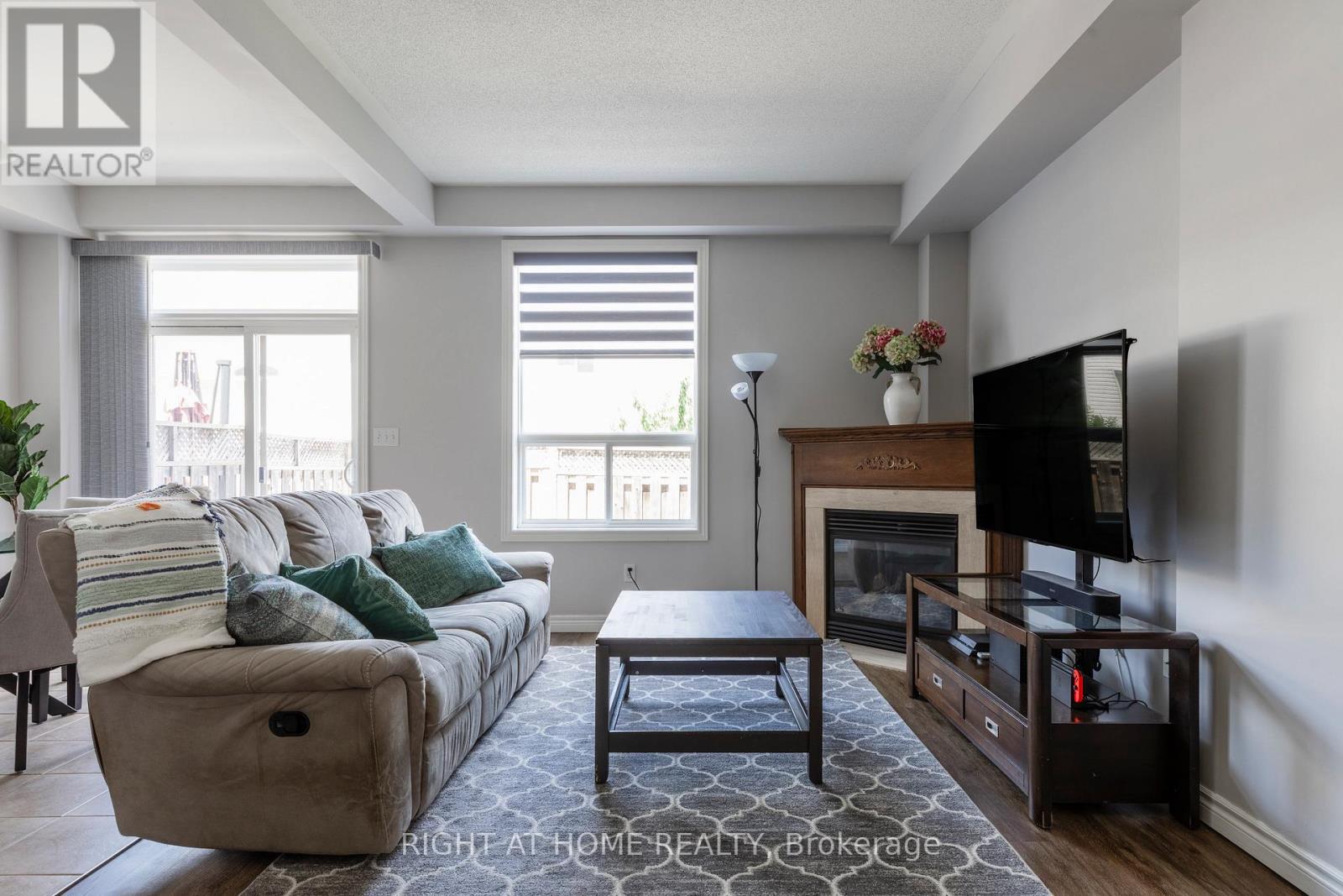 56 Marina Point Crescent, Hamilton, Ontario  L8E 0E4 - Photo 9 - X12393400