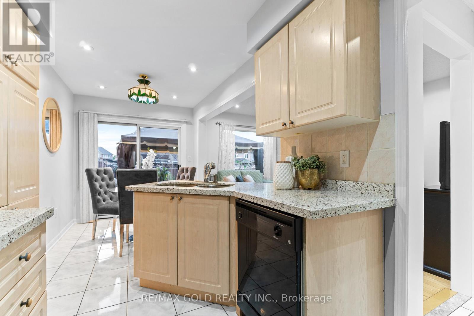 83 Mount Ranier Crescent, Brampton (Sandringham-Wellington), Ontario  L6R 2L1 - Photo 15 - W12393197