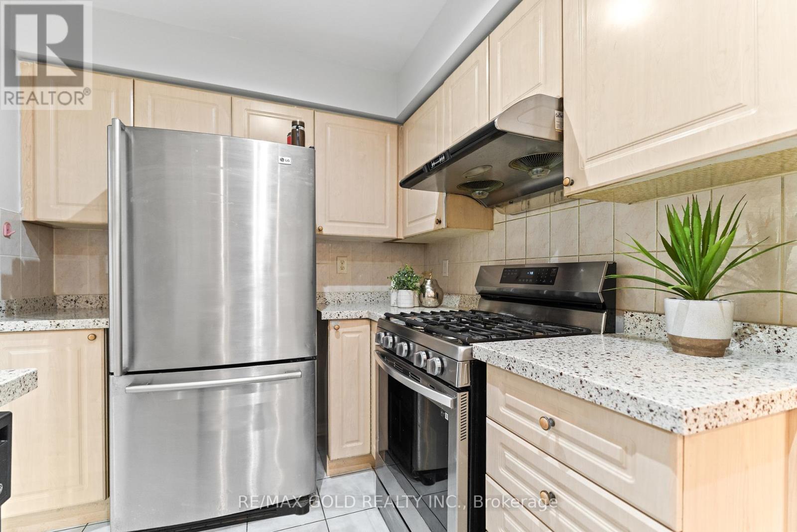 83 Mount Ranier Crescent, Brampton (Sandringham-Wellington), Ontario  L6R 2L1 - Photo 14 - W12393197