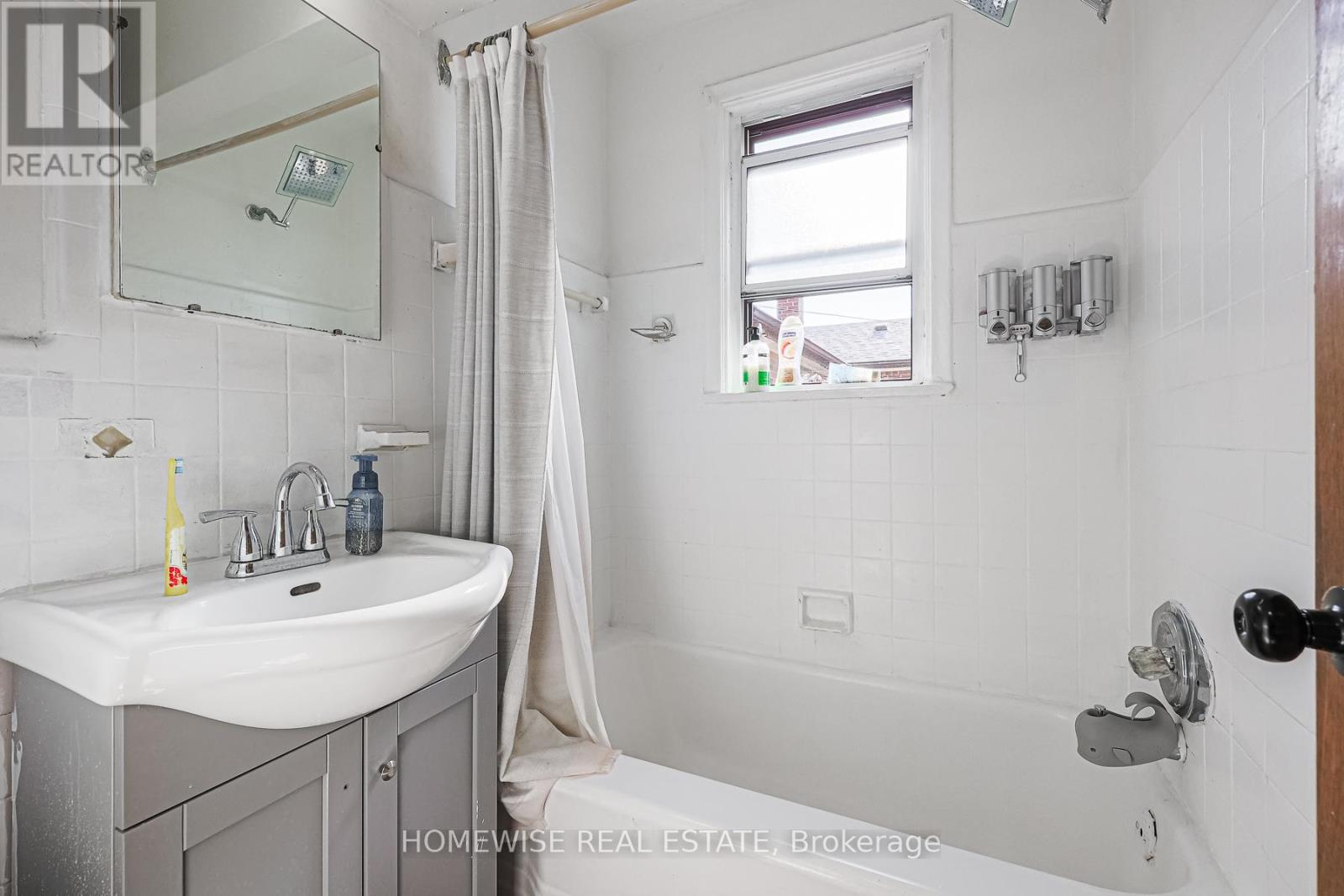 4 Lanark Avenue, Toronto, Ontario  M6C 2B3 - Photo 15 - C12393490