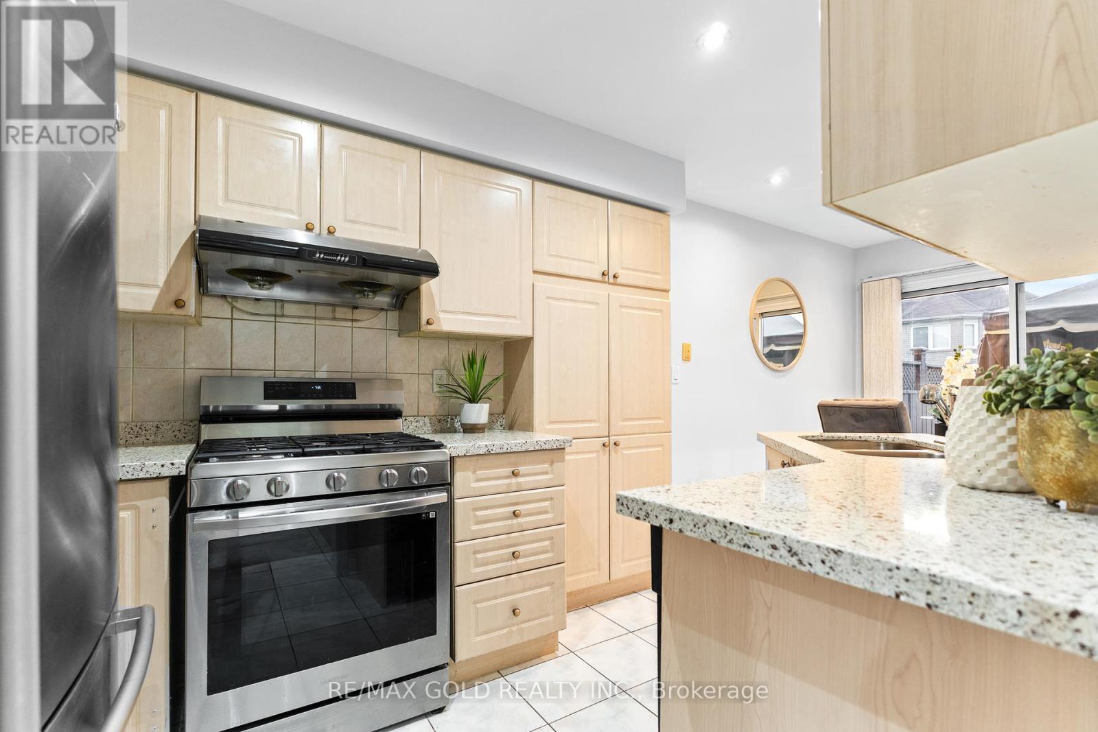 83 Mount Ranier Crescent, Brampton (Sandringham-Wellington), Ontario  L6R 2L1 - Photo 16 - W12393197