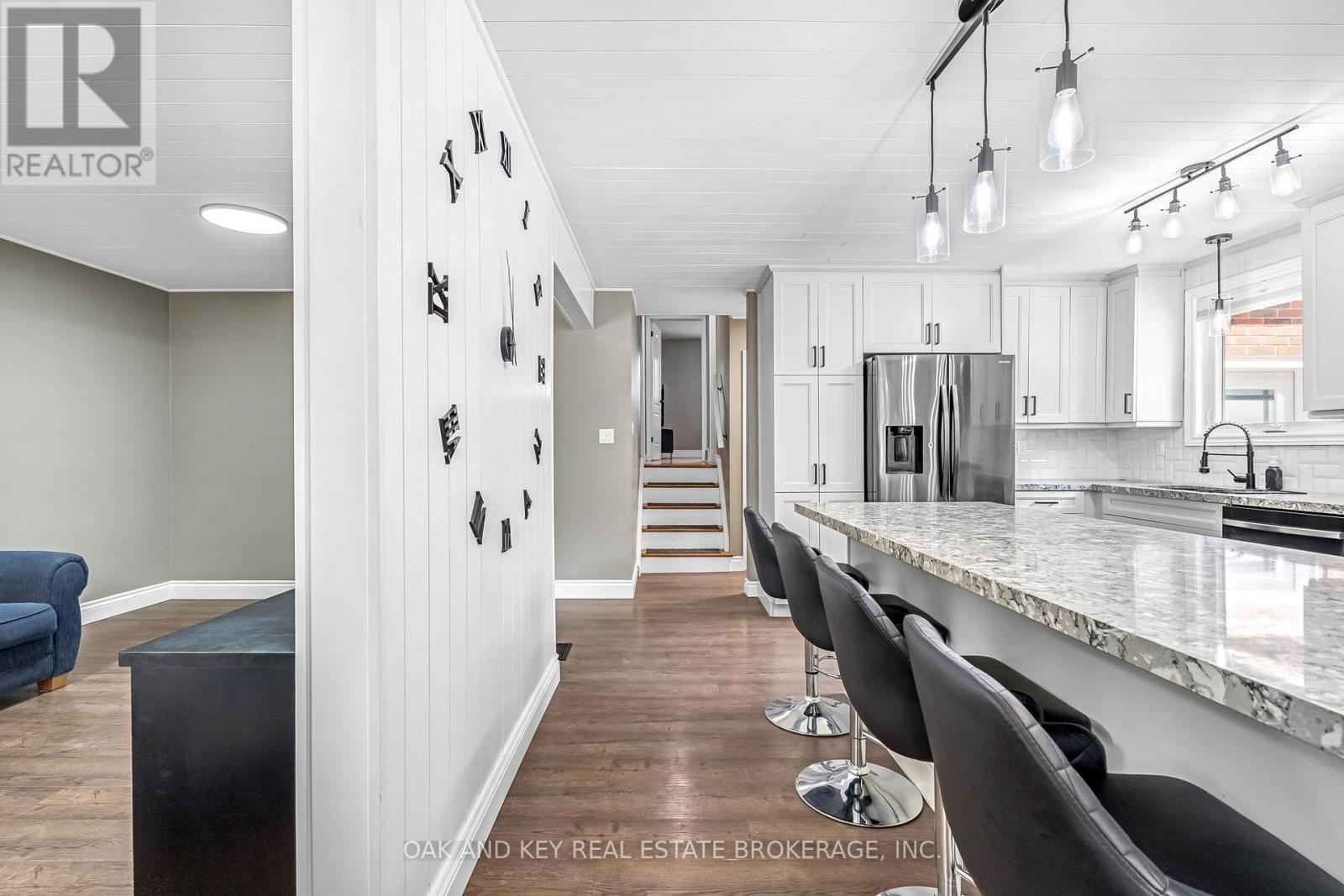 65 Southview Crescent, London South, Ontario  N6J 3L6 - Photo 6 - X12393603