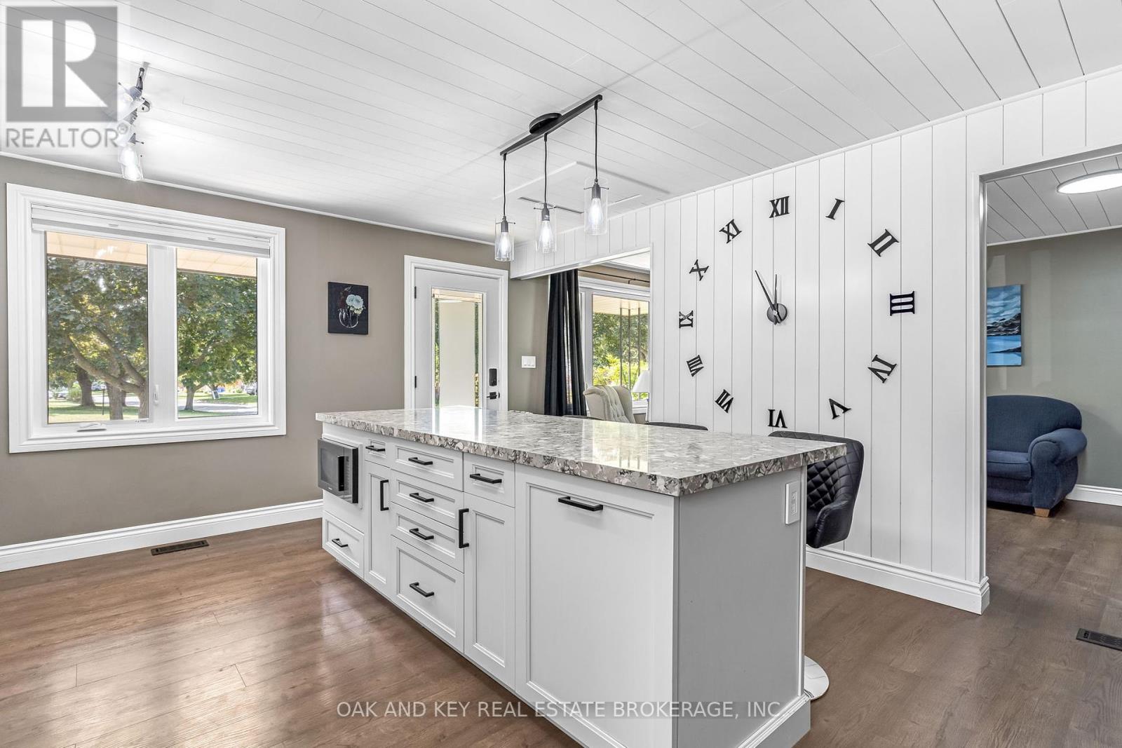 65 Southview Crescent, London South, Ontario  N6J 3L6 - Photo 9 - X12393603