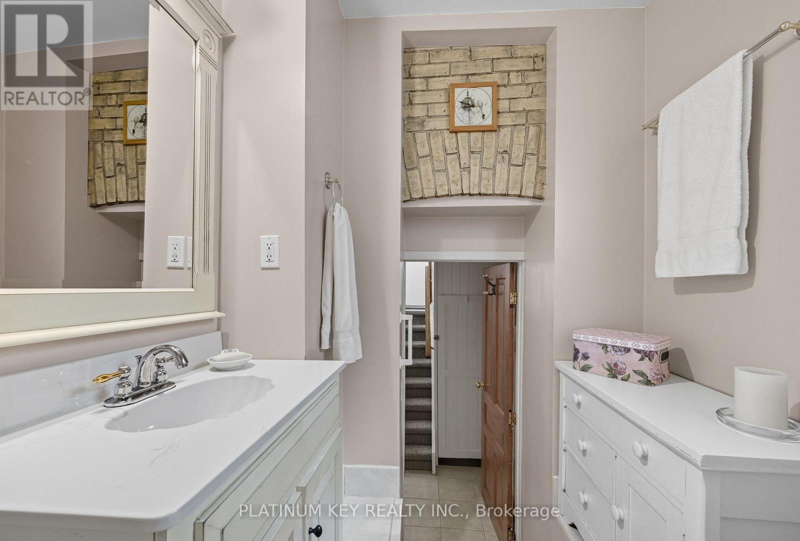 8546 Falconbridge Drive, Strathroy-Caradoc, Ontario  N0L 1W0 - Photo 19 - X12393755
