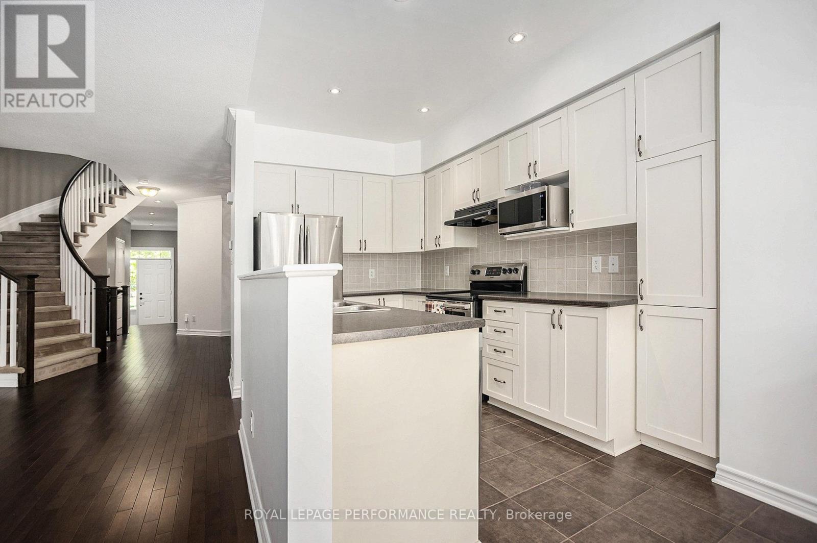 40 Torbec Avenue, Ottawa, Ontario  K2T 0B5 - Photo 4 - X12393582