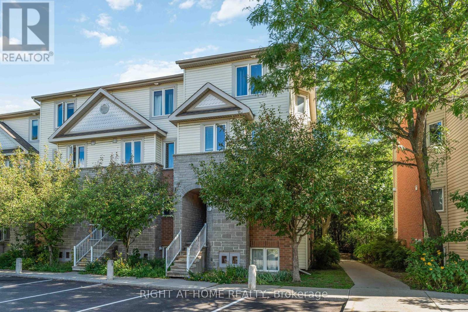 67 STRATHAVEN PRIVATE, ottawa, Ontario