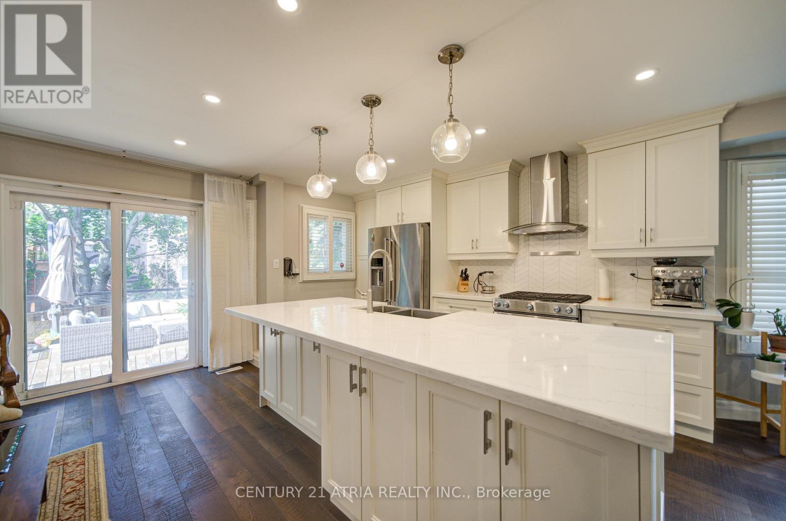 18 Park Lane Circle, Richmond Hill, Ontario  L4C 6S8 - Photo 12 - N12393496