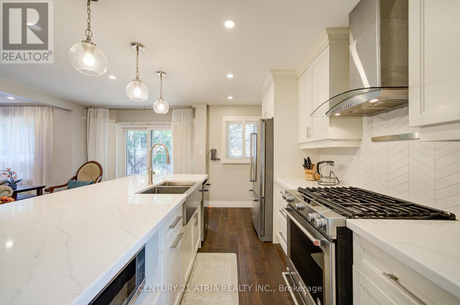 18 Park Lane Circle, Richmond Hill, Ontario  L4C 6S8 - Photo 13 - N12393496