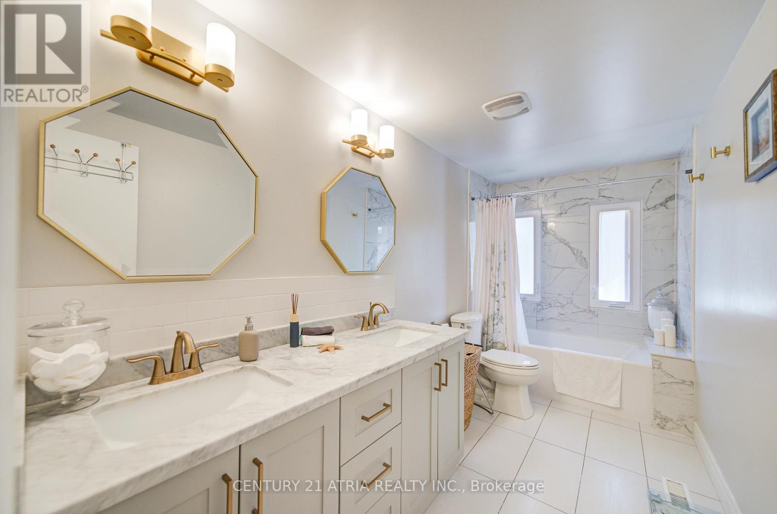 18 Park Lane Circle, Richmond Hill, Ontario  L4C 6S8 - Photo 19 - N12393496