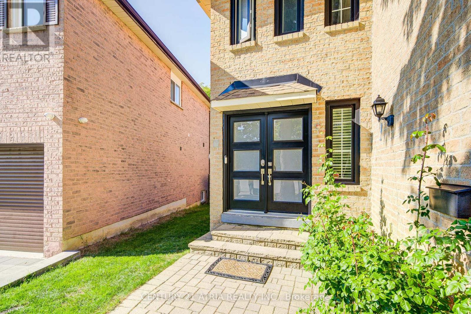 18 Park Lane Circle, Richmond Hill, Ontario  L4C 6S8 - Photo 2 - N12393496