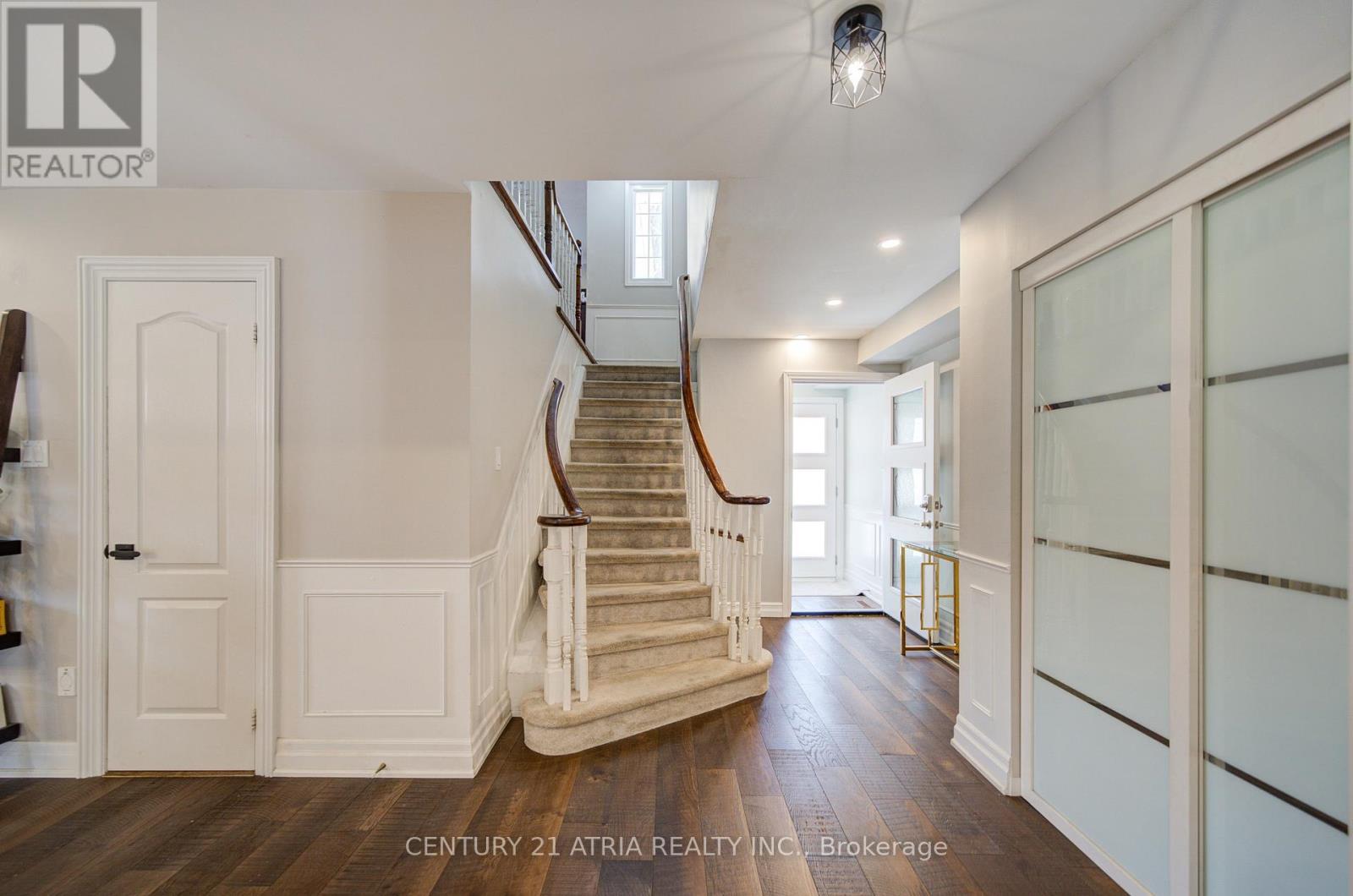 18 Park Lane Circle, Richmond Hill, Ontario  L4C 6S8 - Photo 4 - N12393496