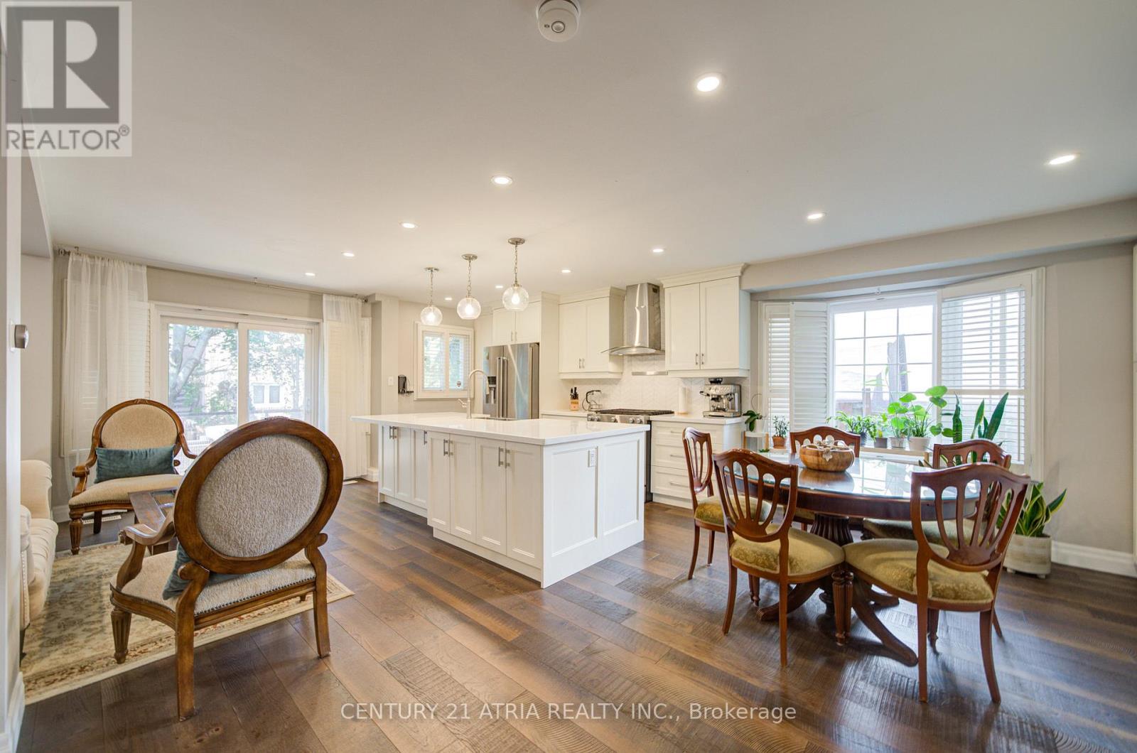18 Park Lane Circle, Richmond Hill, Ontario  L4C 6S8 - Photo 8 - N12393496
