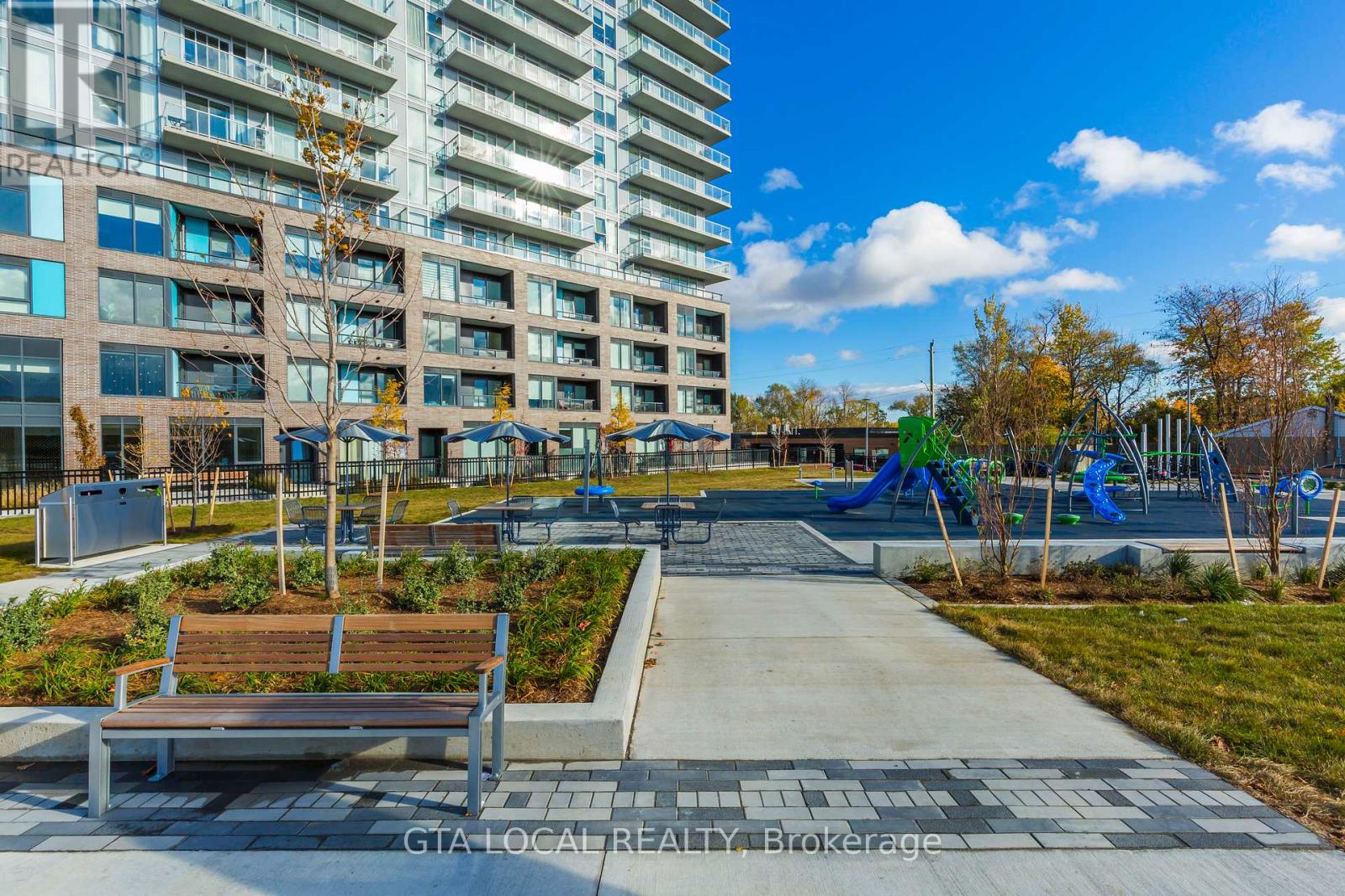 904 - 185 Deerfield Road, Newmarket, Ontario  L3Y 0G7 - Photo 3 - N12393557