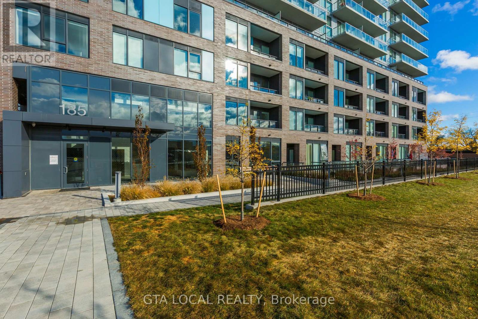 904 - 185 Deerfield Road, Newmarket, Ontario  L3Y 0G7 - Photo 5 - N12393557
