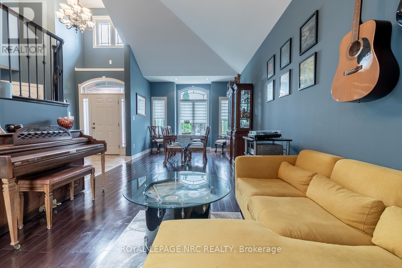 8665 Westport Drive, Niagara Falls, Ontario  L2H 0A3 - Photo 11 - X12393627