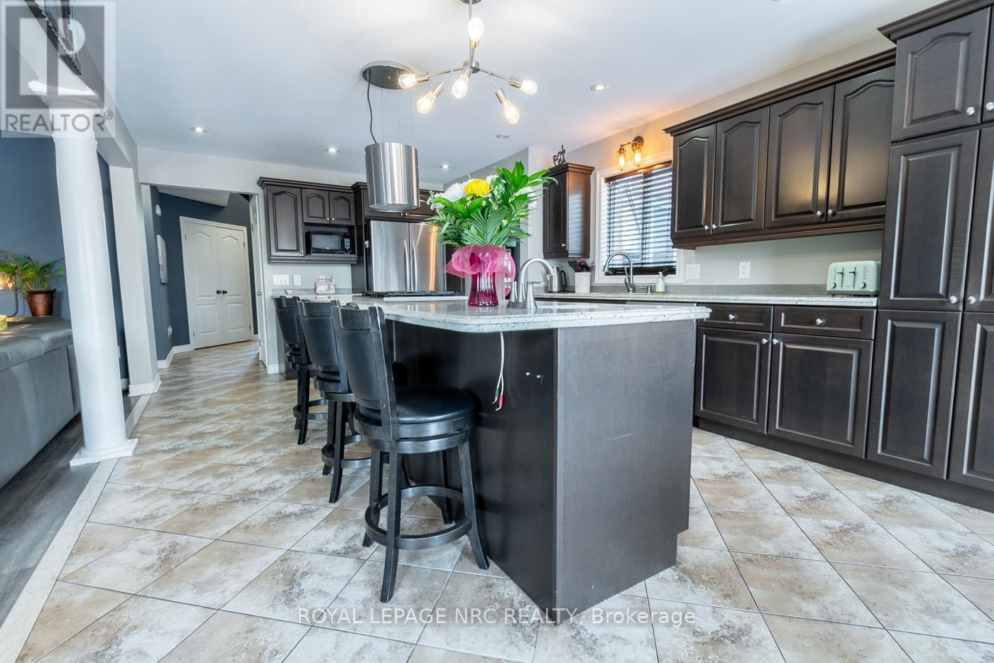8665 Westport Drive, Niagara Falls, Ontario  L2H 0A3 - Photo 21 - X12393627