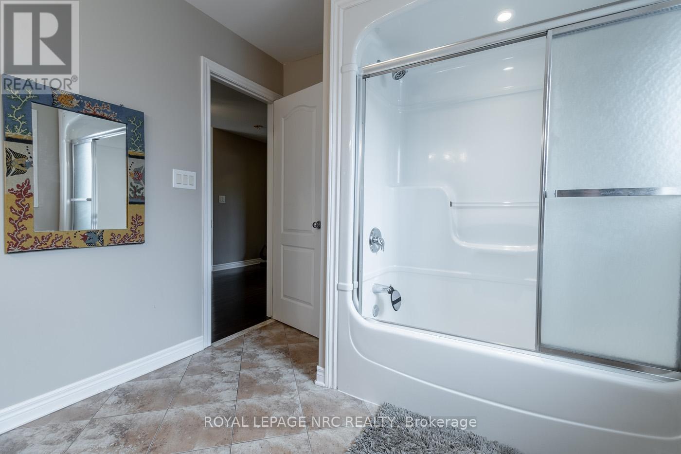 8665 Westport Drive, Niagara Falls, Ontario  L2H 0A3 - Photo 35 - X12393627