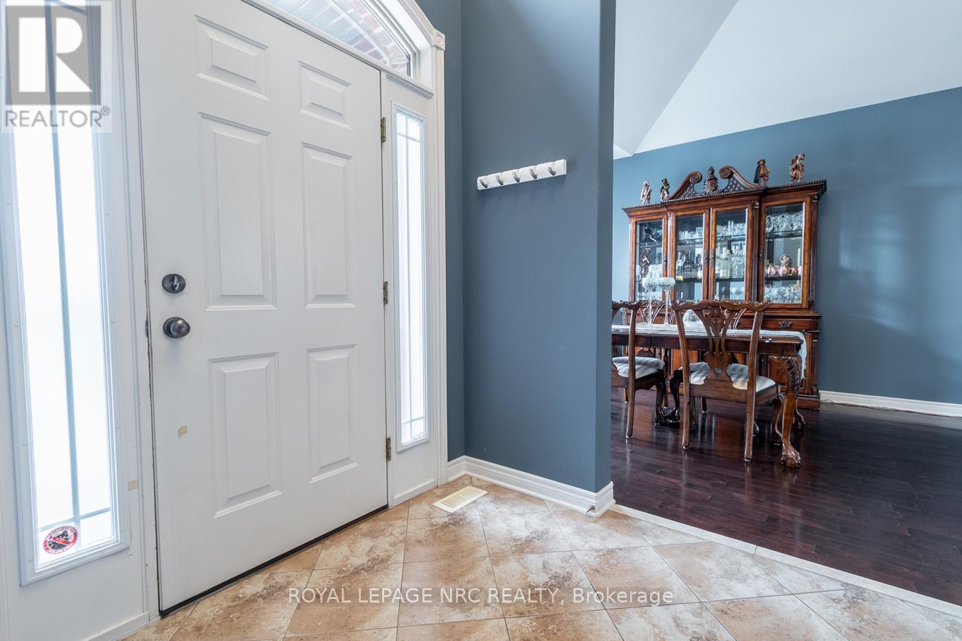 8665 Westport Drive, Niagara Falls, Ontario  L2H 0A3 - Photo 5 - X12393627