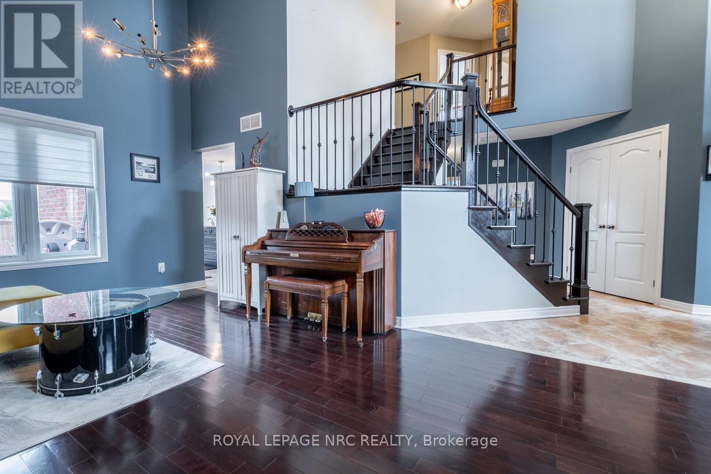 8665 Westport Drive, Niagara Falls, Ontario  L2H 0A3 - Photo 9 - X12393627