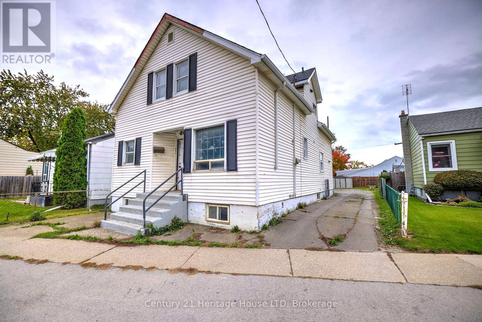 407 Welland Avenue, St. Catharines, Ontario  L2M 5T9 - Photo 3 - X12393664