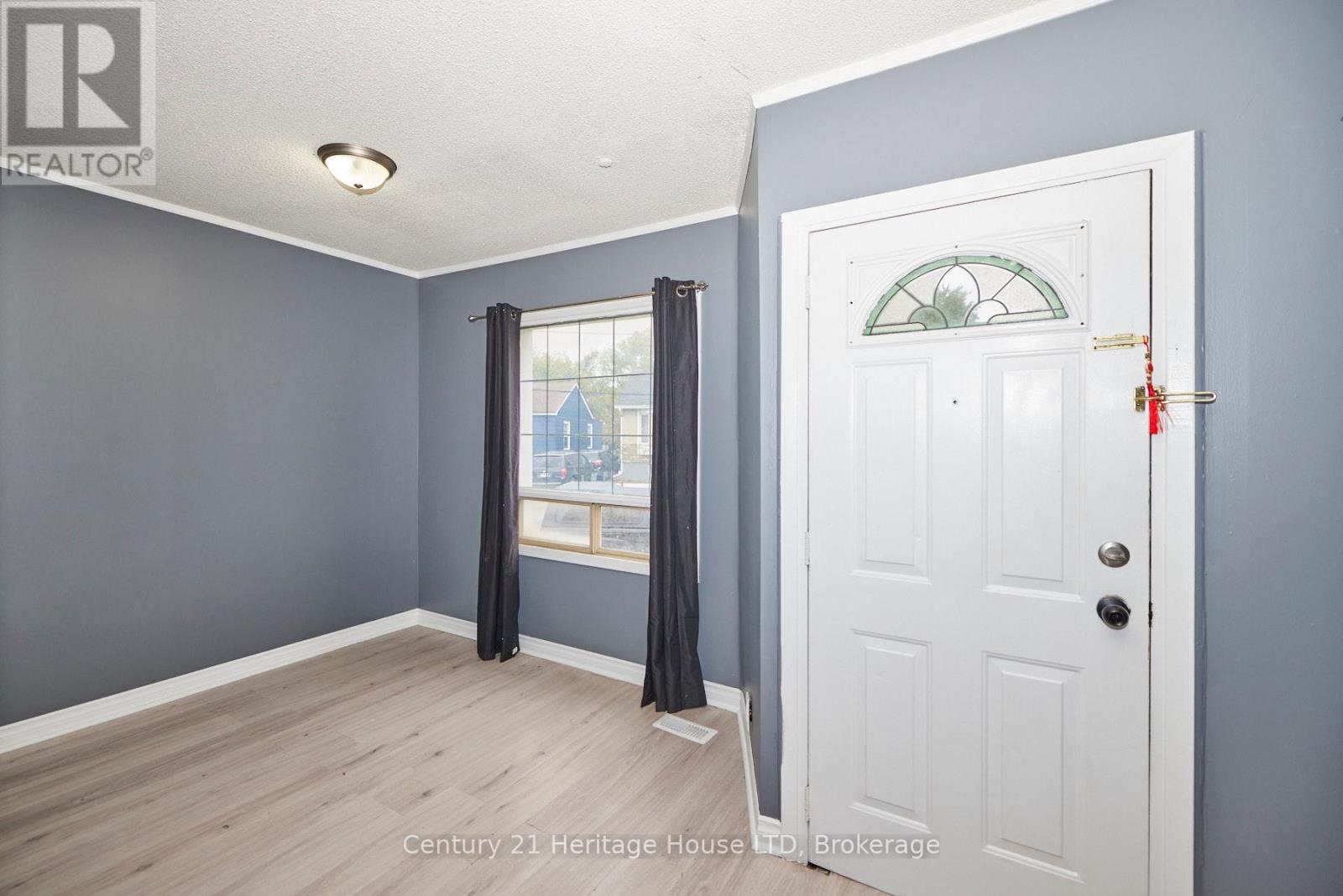 407 Welland Avenue, St. Catharines, Ontario  L2M 5T9 - Photo 5 - X12393664