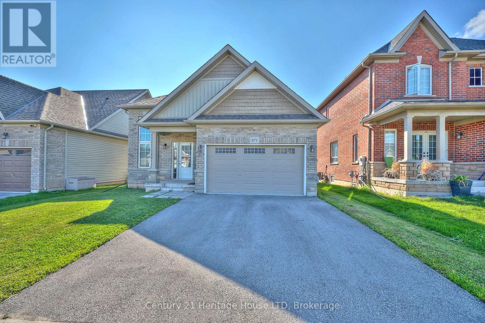 871 Burwell Street, Fort Erie, Ontario  L2A 0E3 - Photo 2 - X12393714