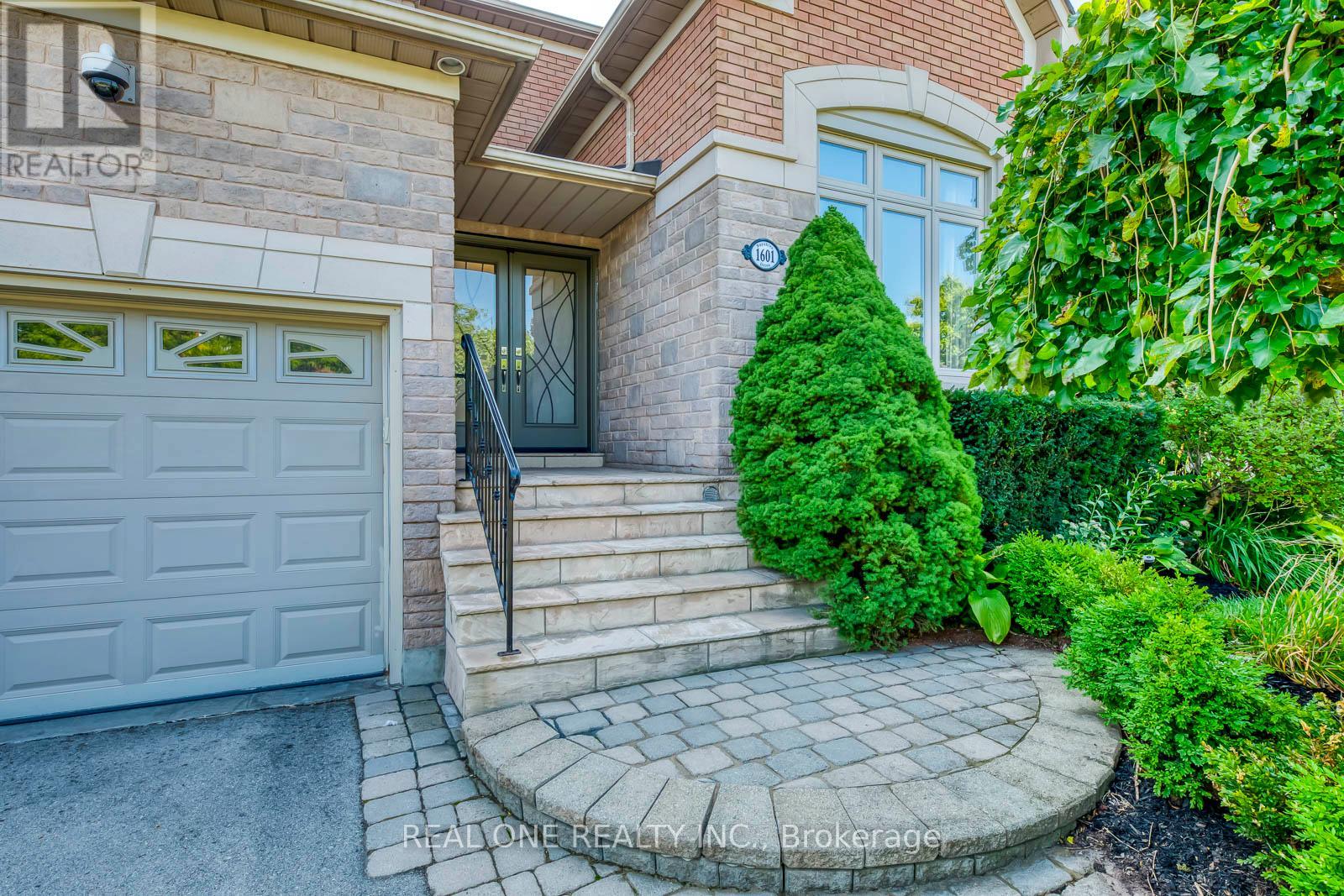1601 Bayshire Drive, Oakville (Jc Joshua Creek), Ontario  L6H 6E4 - Photo 3 - W12393476