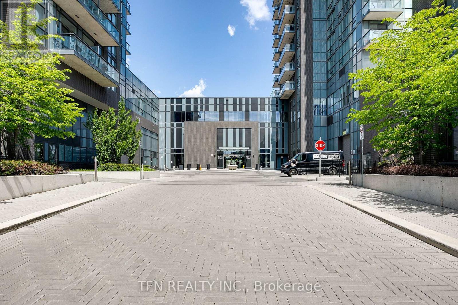 105 - 5025 Four Springs Avenue, Mississauga, Ontario  L5R 0G5 - Photo 3 - W12393523