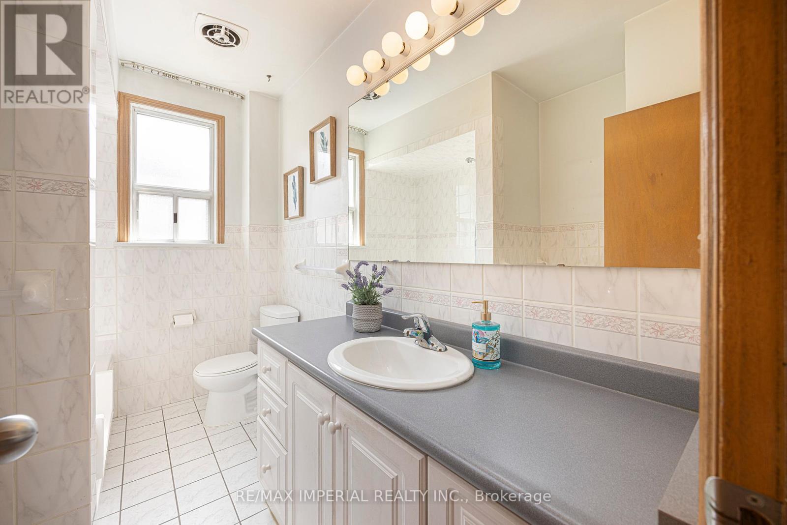 7 Doddington Drive, Toronto, Ontario  M8Y 1S3 - Photo 13 - W12393558