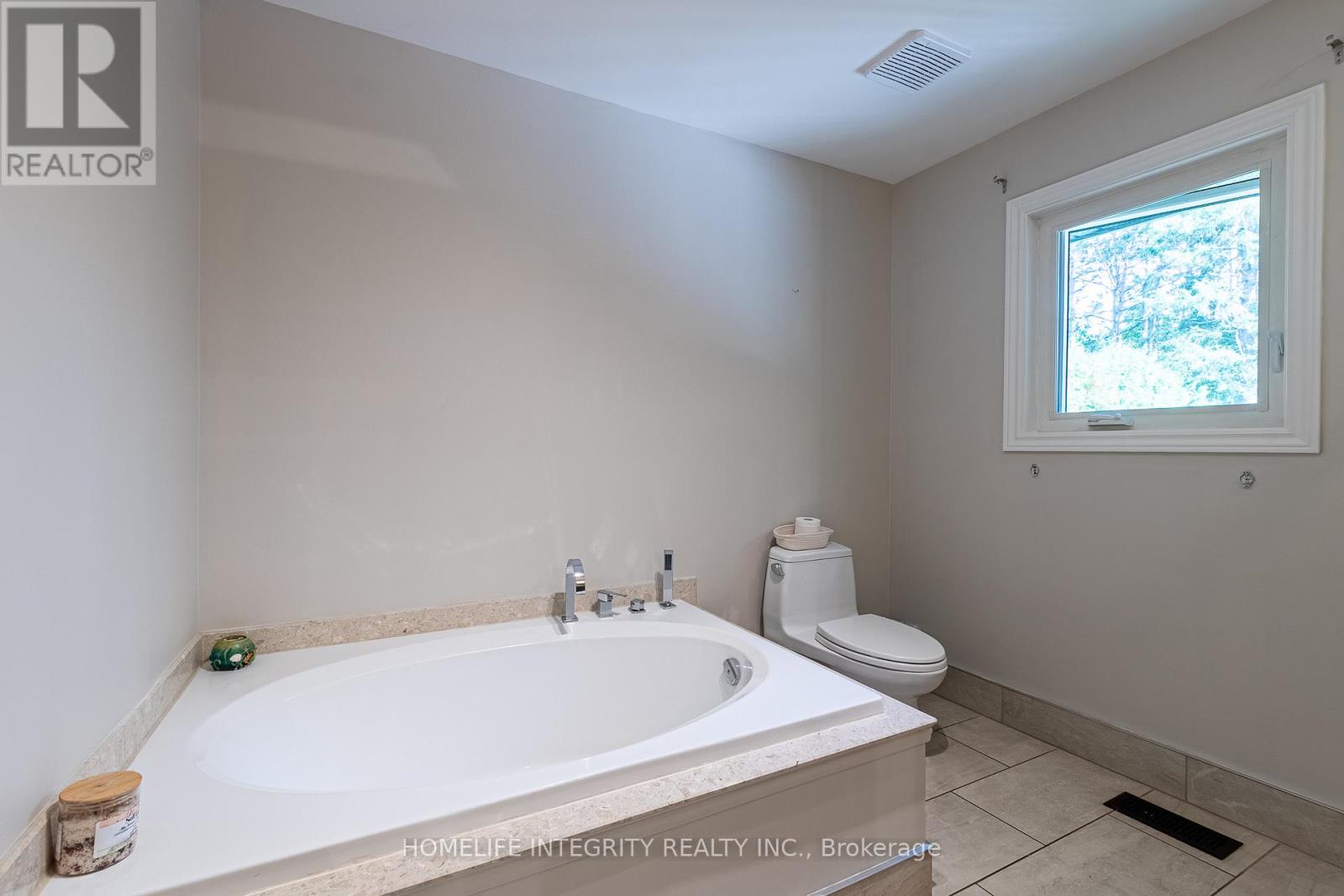 37 Manniku Road, Georgina, Ontario  L9P 1R2 - Photo 23 - N12393322