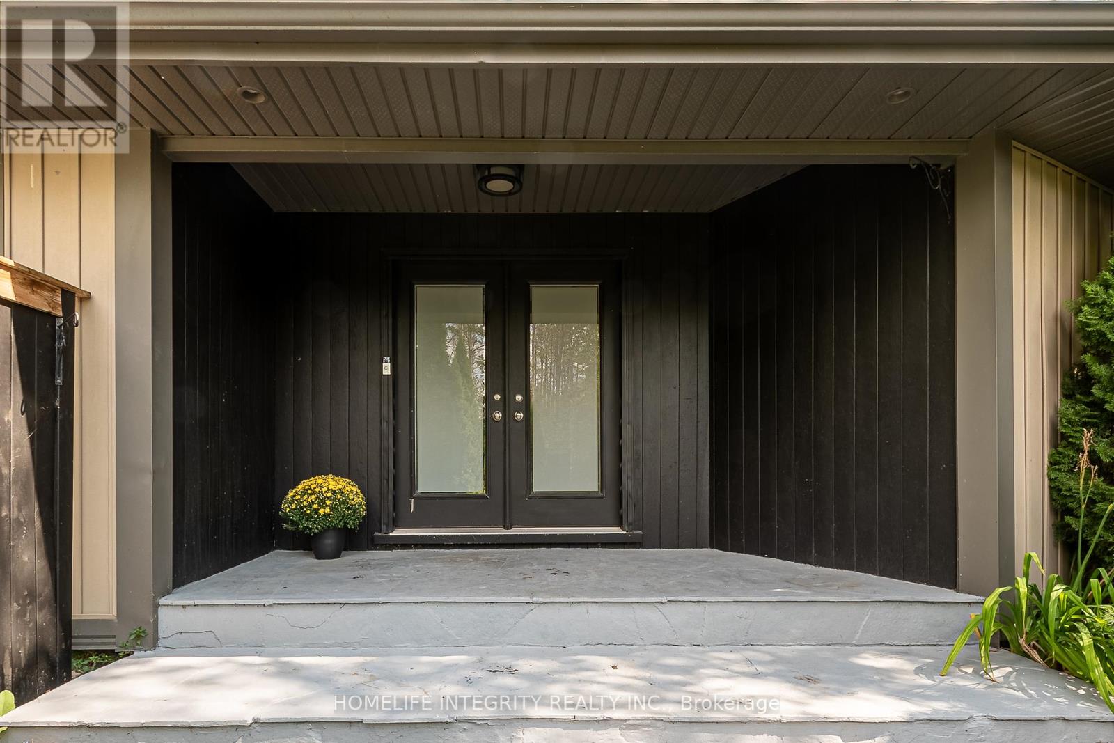 37 Manniku Road, Georgina, Ontario  L9P 1R2 - Photo 4 - N12393322