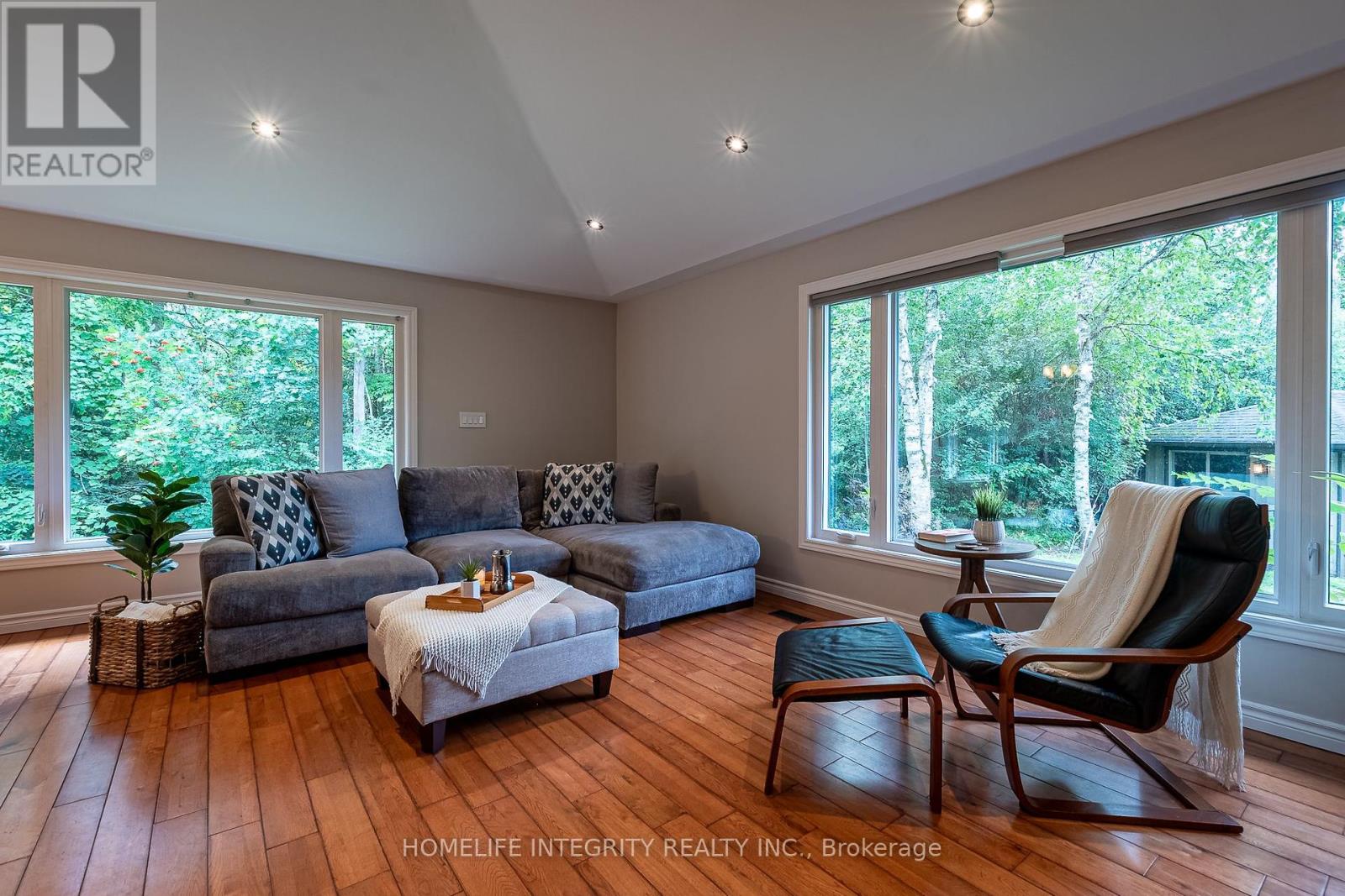 37 Manniku Road, Georgina, Ontario  L9P 1R2 - Photo 7 - N12393322