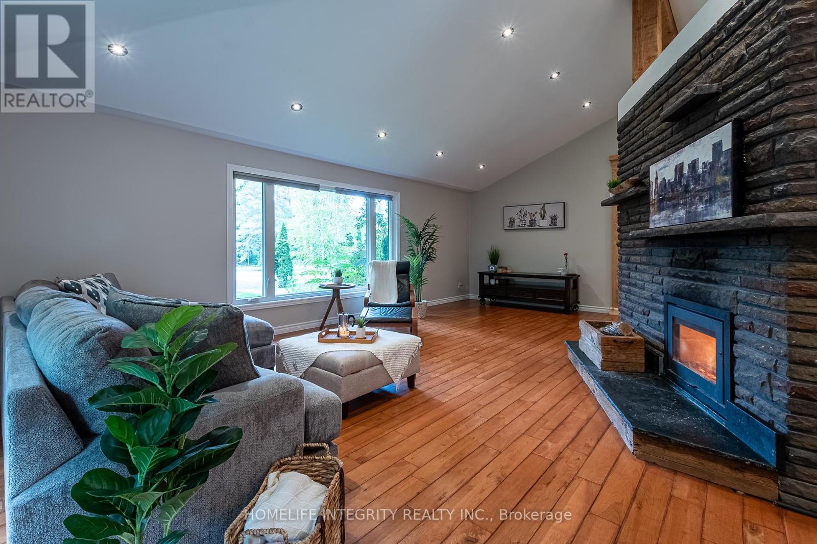37 Manniku Road, Georgina, Ontario  L9P 1R2 - Photo 6 - N12393322