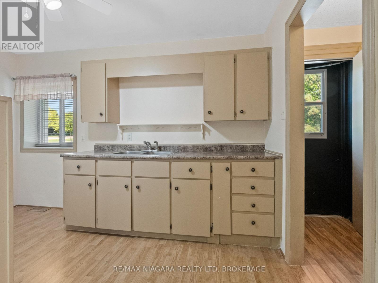 61 Queen Street, Fort Erie, Ontario  L2A 1T7 - Photo 8 - X12393901