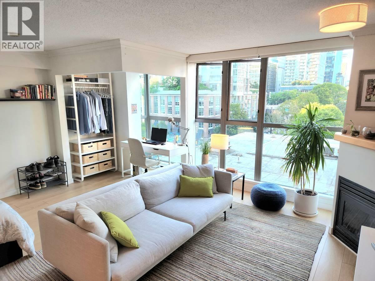 702 928 RICHARDS STREET, Vancouver, British Columbia