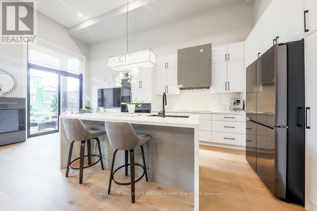 105 Tenth Street, Toronto, Ontario  M8V 3E9 - Photo 11 - W12393561